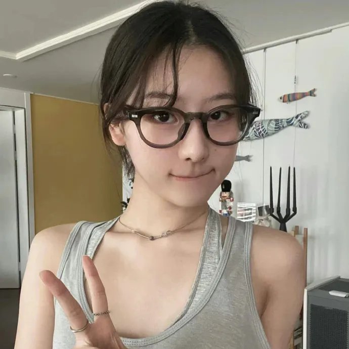 白天校园走廊中独自穿越的高冷学姐形象